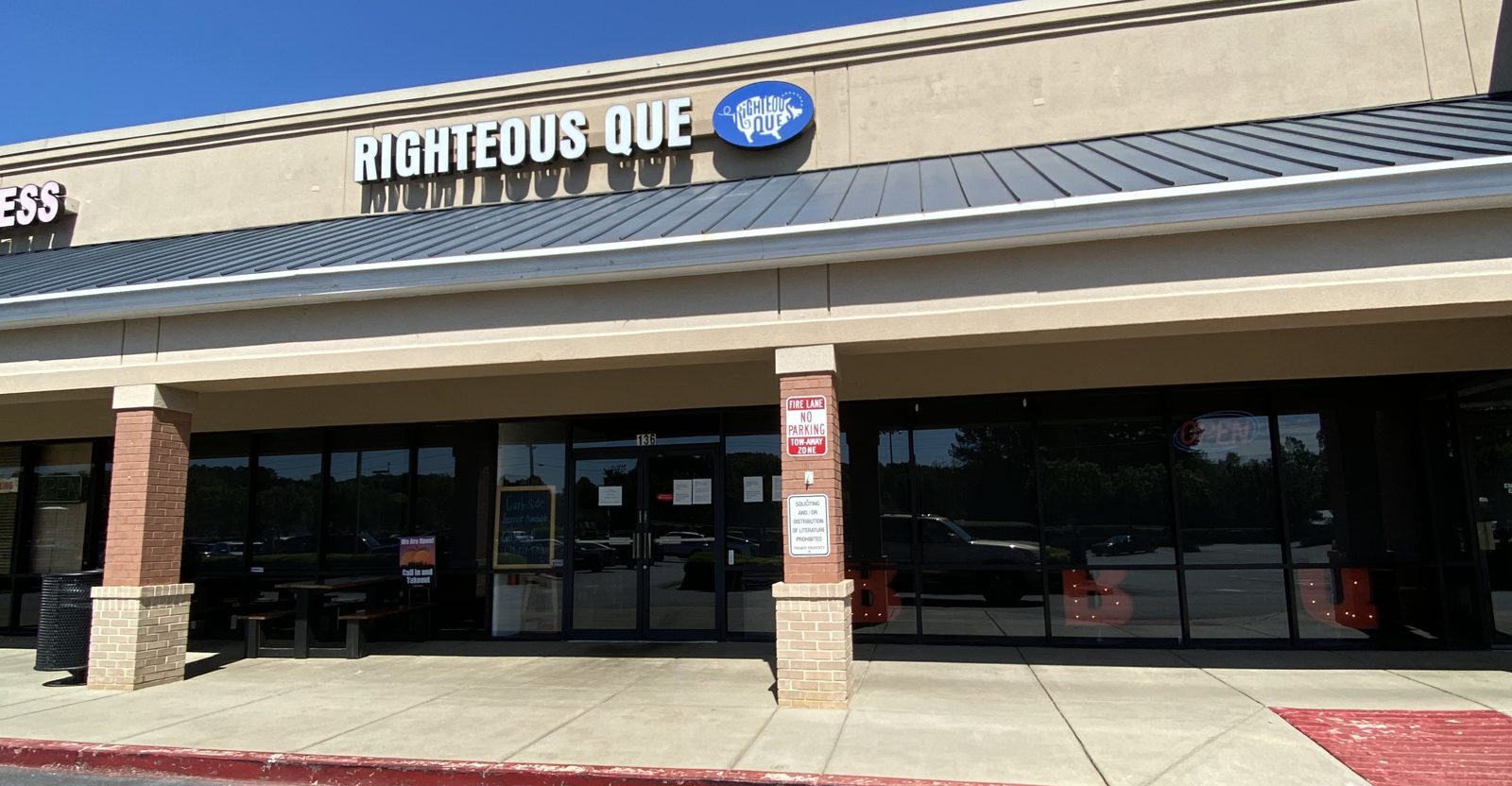 The Righteous Que storefront and sign in Piedmont Commons